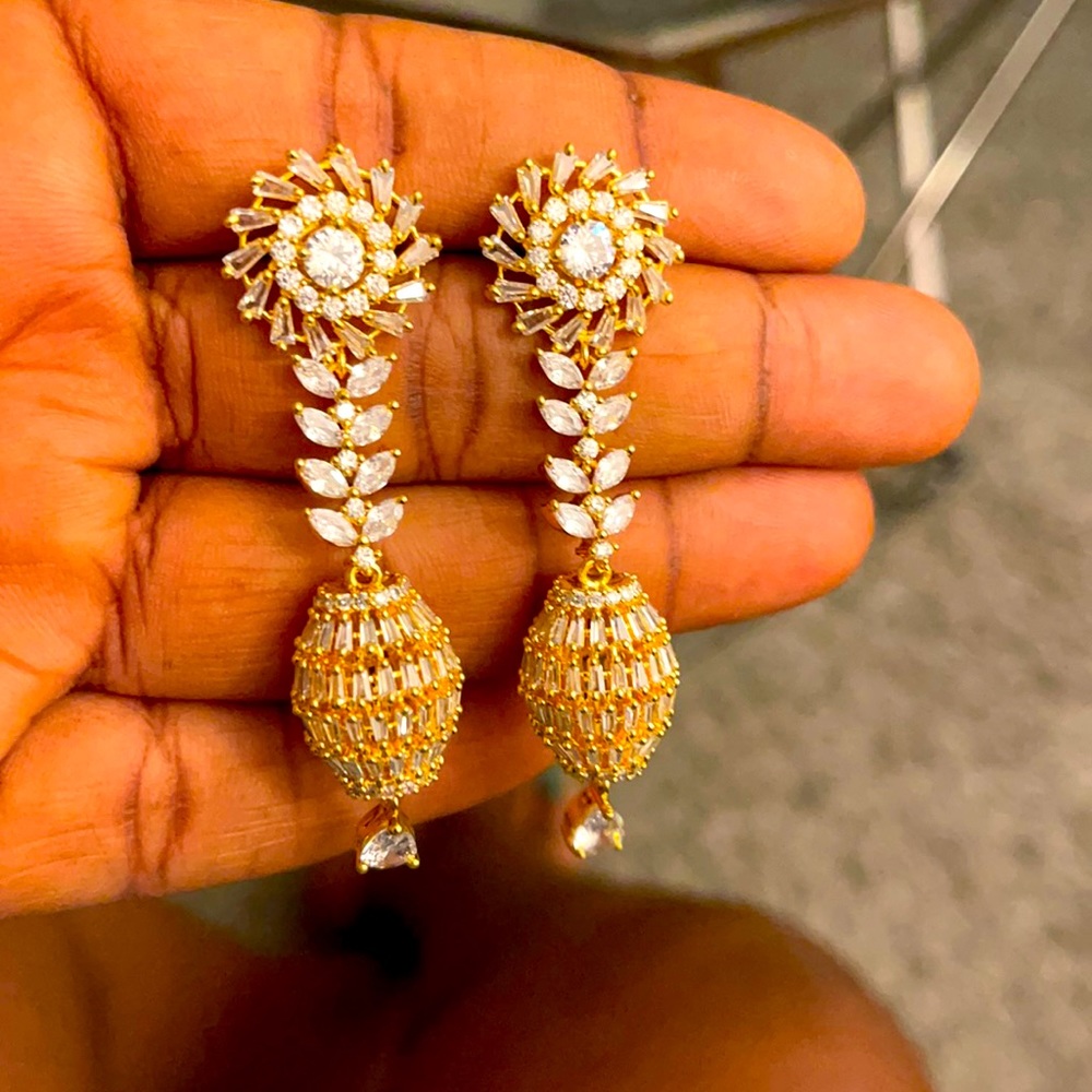 A beautiful zirconia earring with shining stones